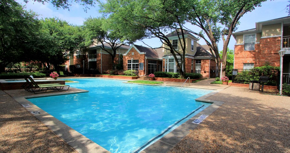 Luxury apartments with two resort-style swimming pools near the Mary Kay Museum with attached garages, golf course views, and beautiful landscaping in Dallas.