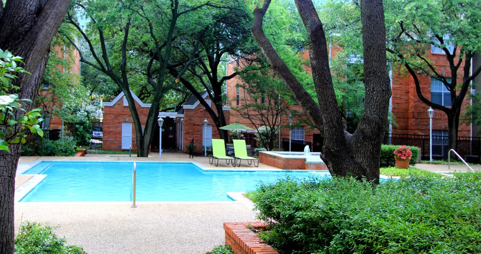 Luxury apartments with two resort-style swimming pools near the Mary Kay Museum with attached garages, golf course views, and beautiful landscaping in Dallas.
