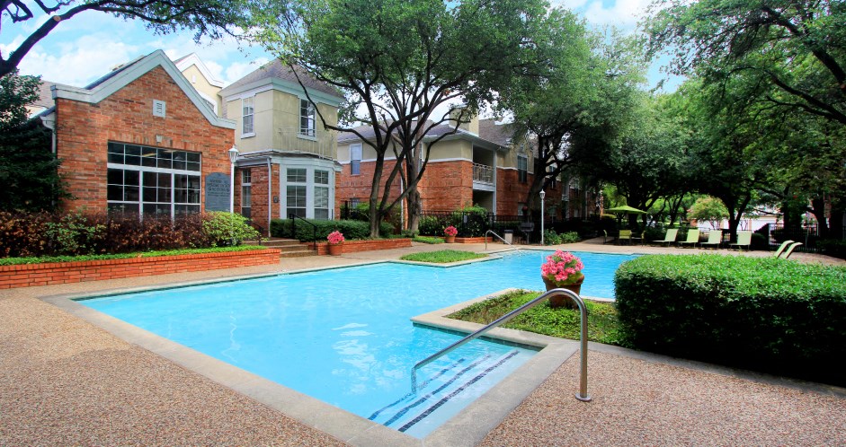 Luxury apartments with two resort-style swimming pools near the Mary Kay Museum with attached garages, golf course views, and beautiful landscaping in Dallas.