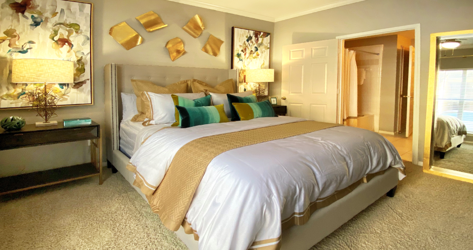Luxury apartments with spacious bedrooms with attached bathrooms and walk-in closets in north Dallas at Kensington Square Apartments.