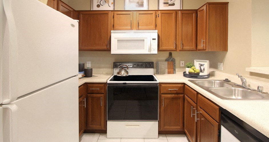 U-shaped kitchen with breakfast bar at The Dorchester Apartments in north Dallas.
