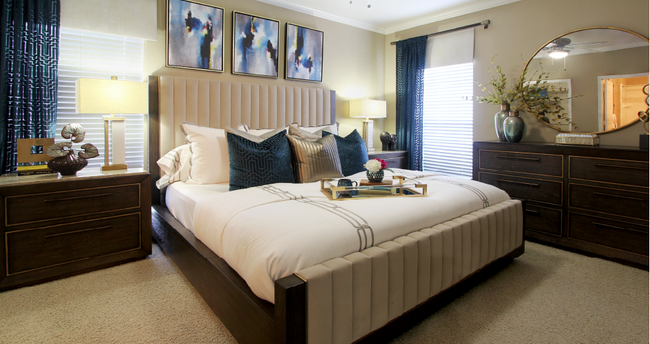 Luxury apartments with spacious bedrooms with attached bathrooms and walk-in closets in north Dallas at Kensington Square Apartments.