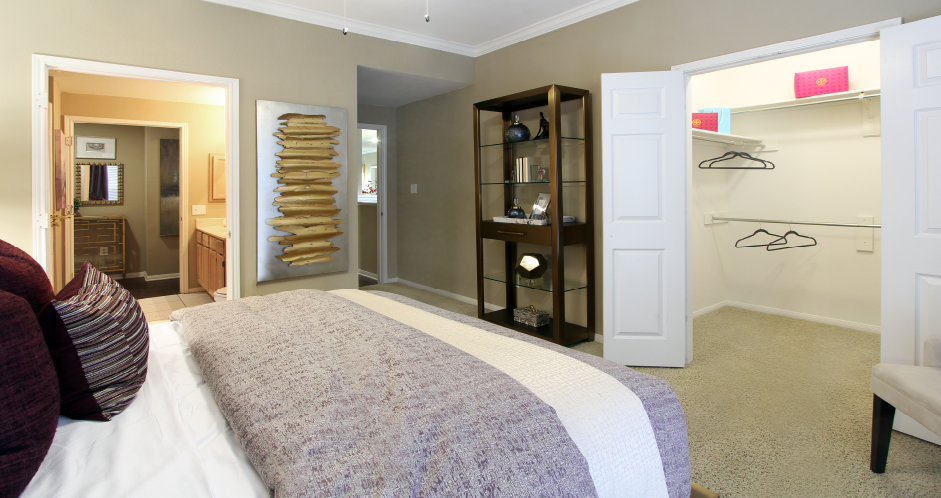 Luxury apartments with spacious bedrooms with attached bathrooms and walk-in closets in north Dallas at Kensington Square Apartments.