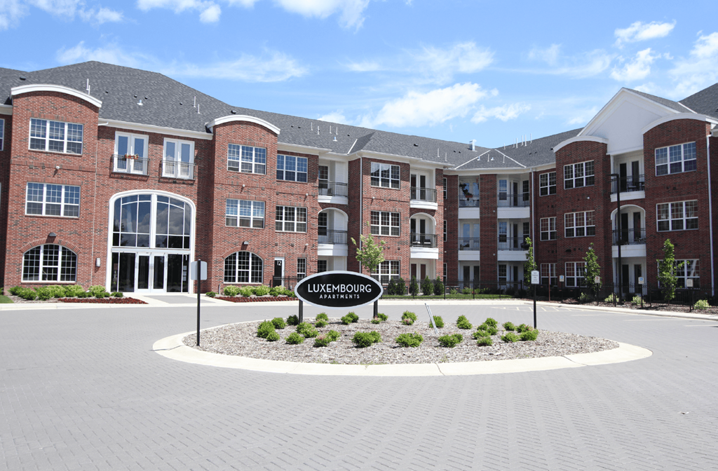 Luxury apartments in Bloomington Minnesota with brick exteriors and attached heated parking