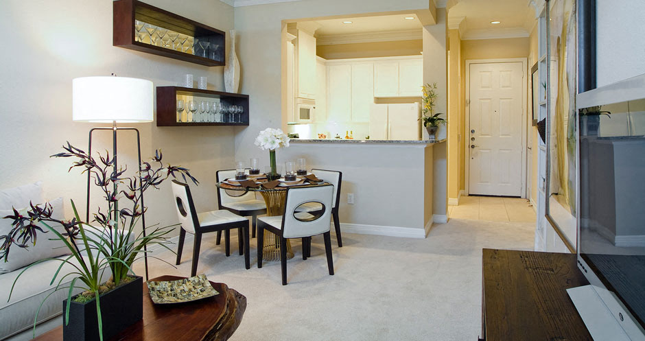 Luxury apartments with 9-foot ceilings, granite breakfast bars and white kitchen cabinets at RidgeGate Apartments in Minnetonka, Minnesota