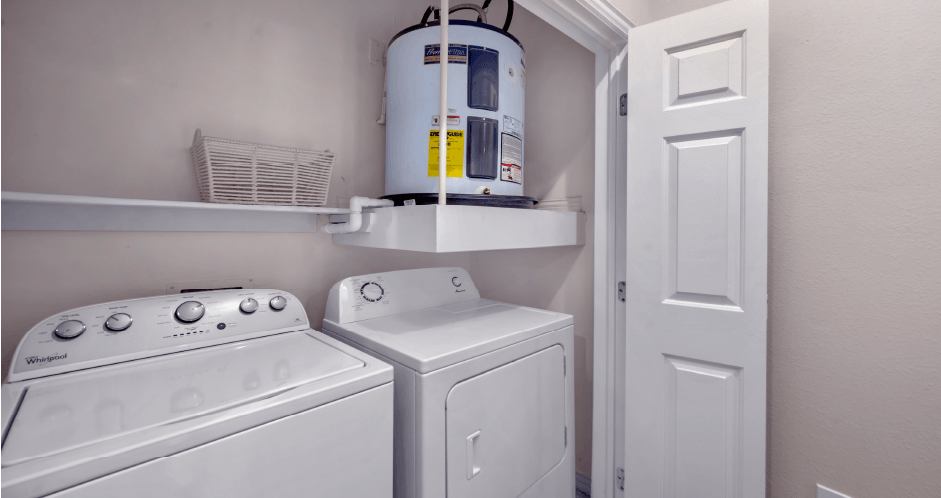 the laundry room is equipped with a washer and dryer