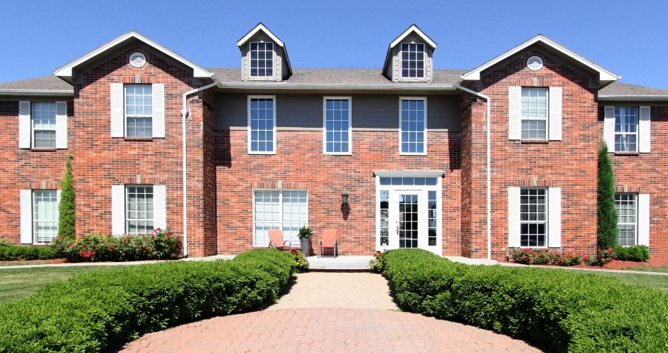 Clubhouse with resident lounge, resident cyber café, free wi-fi, and 24-hour fitness center at Tanglewood Apartments located near the University of Nebraska Lincoln