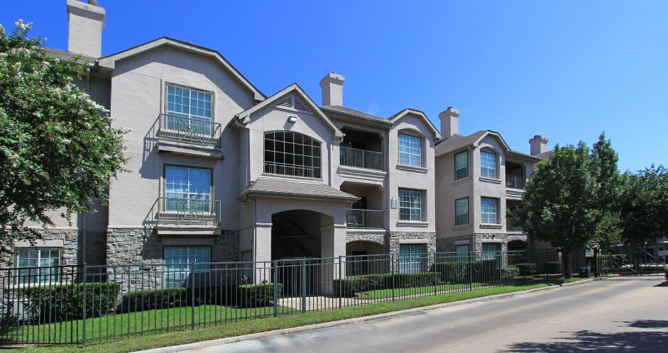 Gated community in Houston with attached and detached garages, covered parking, 24-hour fitness center with showers and lockers, beautiful landscaping and scenic views.