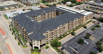 Luxury apartments next to the Galleria in Dallas with attached parking garage at Villa Piana Apartments in Dallas - Photo Gallery 30