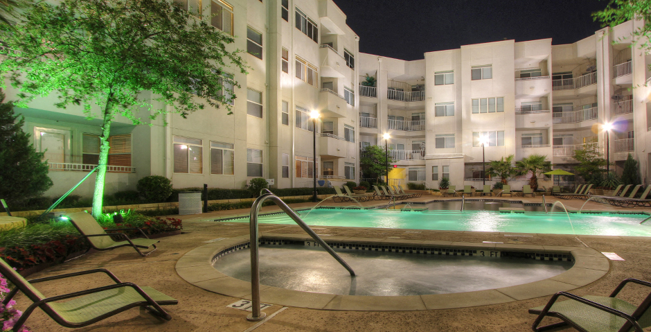 Luxury apartments in the Las Colinas area of Irving Texas with a huge resort-style pool, huge sundeck, poolside lounge chairs, and sunken spa