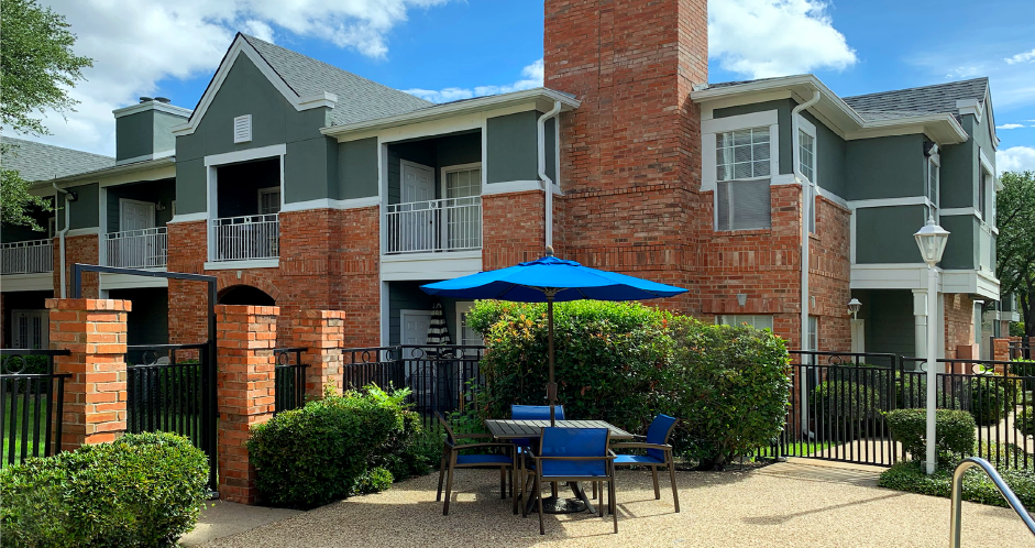 Luxury apartments in north Dallas near the Mary Kay Museum with beautiful landscaping, attached garages, and golf course views.