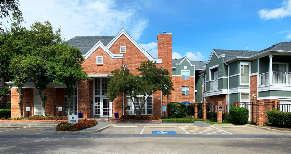Luxury apartments with two resort-style swimming pools near the Mary Kay Museum with attached garages, golf course views, and beautiful landscaping in Dallas.