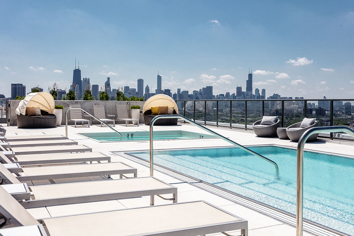 Pool and Hot Tub at The Apartments at Lincoln Common, Illinois