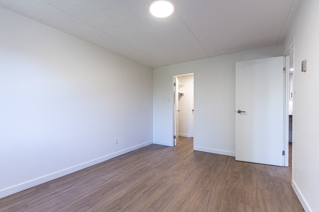 Northfield Gardens Bedroom Closet View