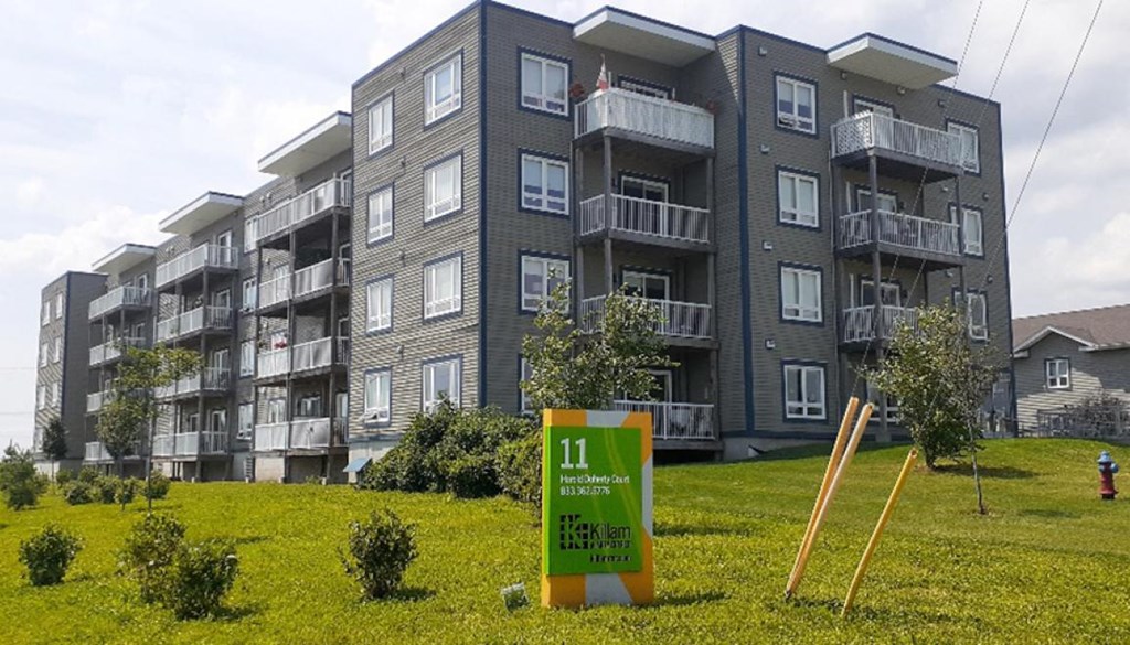 A sign in front of a building that says "11" on it.