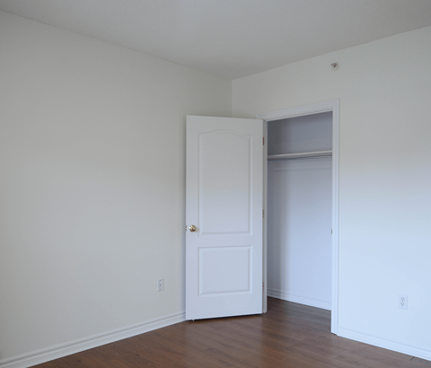 21 Parkland bedroom closet