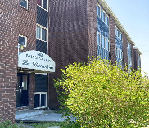 A building with a sign that says Le Sauchois.