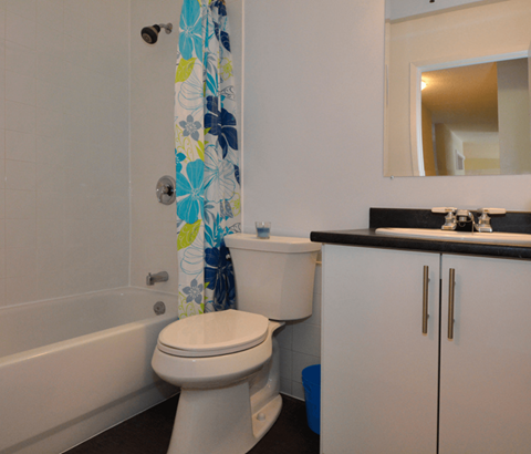 5-35 Harlington Bathroom