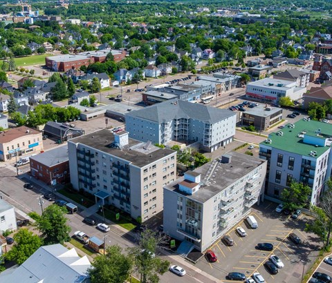 A parking lot with cars and a building in the background.
