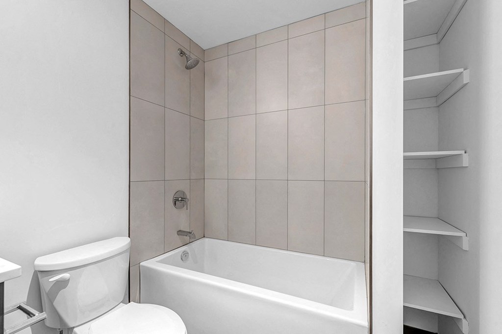 Civic 66 Bathroom Tub