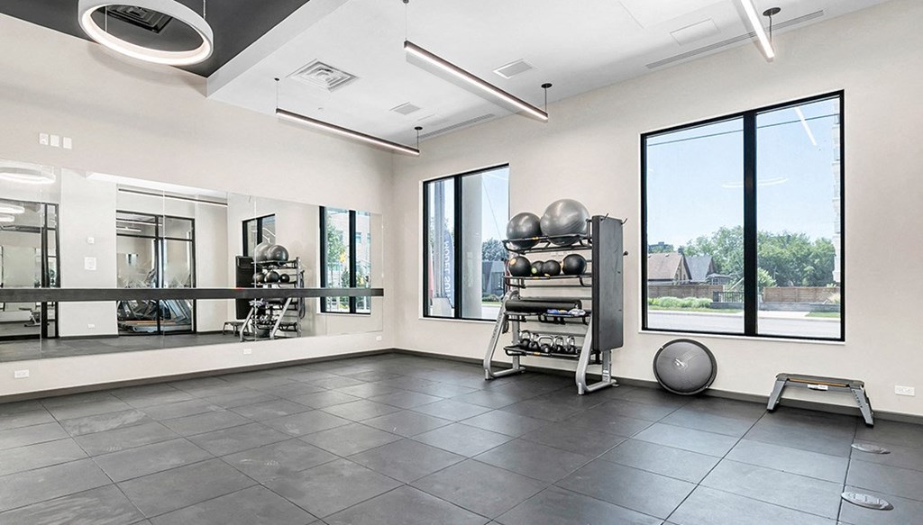 the gym at the monarch luxury apartments in des plaines