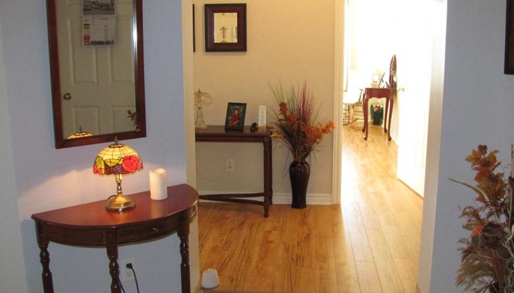 A table with a flower lamp on it in a room.
