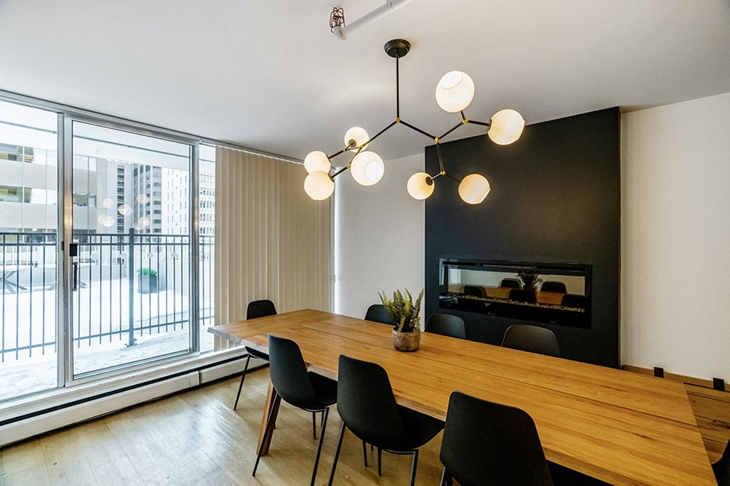 Grid 5 Common Room With Table