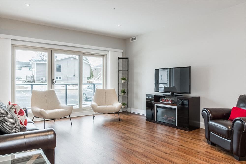 Place Horizon Living Room With Balcony