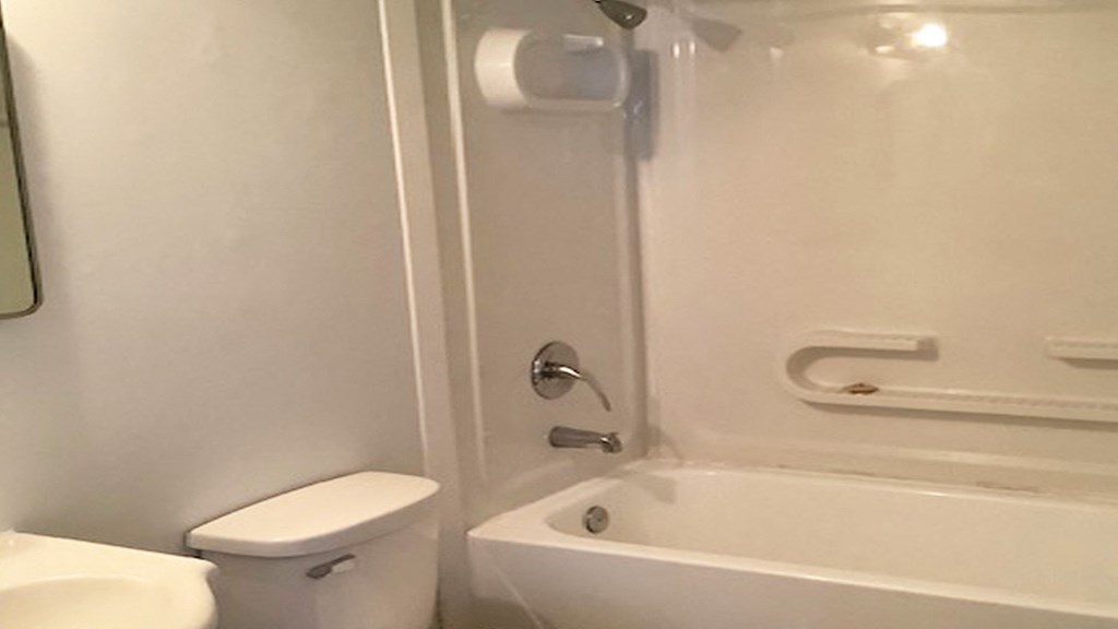 Ridgeview Terrace Bathroom Tub/Shower & Sink