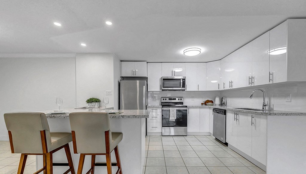 Rivers Edge I Renovated Kitchen With Breakfast Bar