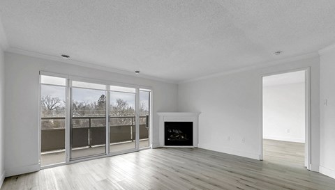 Rivers Edge I Renovated Livingroom With Fireplace Balcony View