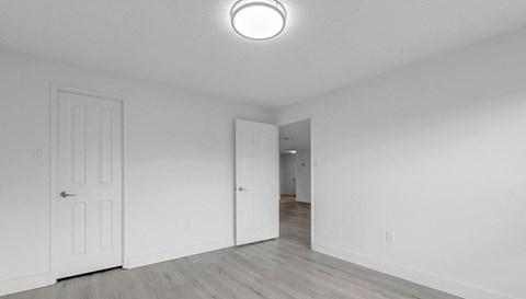 Rivers Edge I Renovated Bedroom With Closet