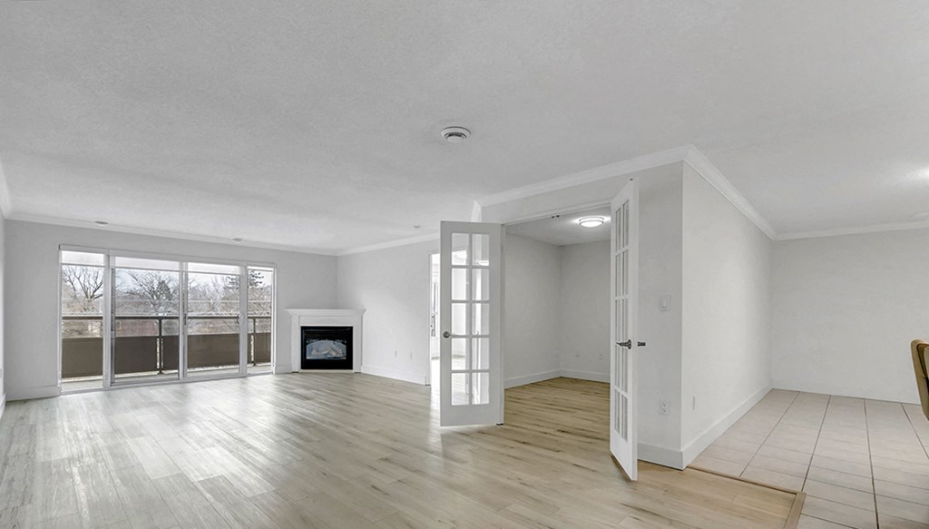 Rivers Edge I Renovated Livingroom With Fireplace Balcony View