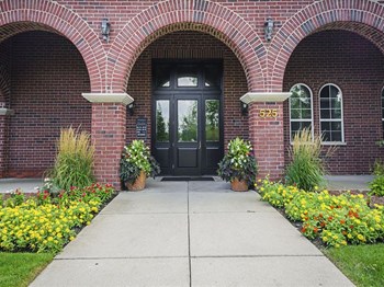Leasing Center Entrance Leasing Center Entrance - Photo Gallery 2
