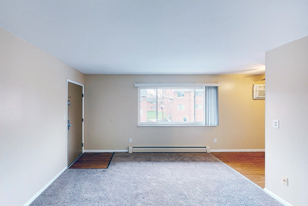 Living reno at Sharondale Woods Apartments, Cincinnati, 45241