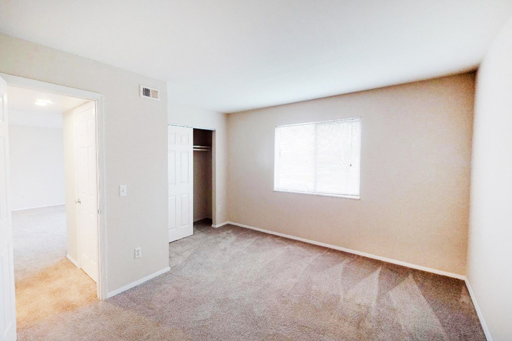 Bedroom area at Crown Ridge Apartments, Franklin, OH, 45005