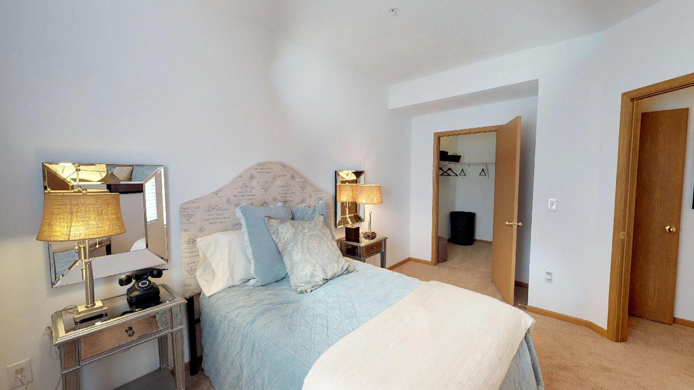 Bedroom with cozy bed decor at Brookfield Village Apartments, Ohio, 43123