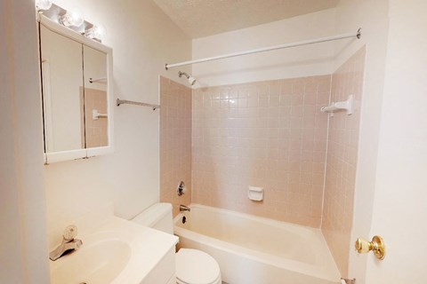 Bathroom With Bathtub at Crown Crossing Apartments, Amelia, 45102