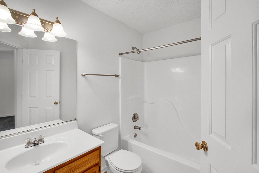 Bathroom With Bathtub at Aberdine Place, Kentucky, 40324