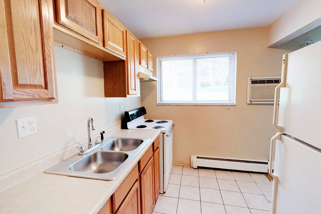 Fully Furnished Kitchen at Crown Court Apartments, Florence, KY, 41042