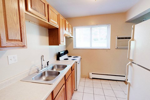 Fully Furnished Kitchen at Crown Court Apartments, Florence, KY, 41042