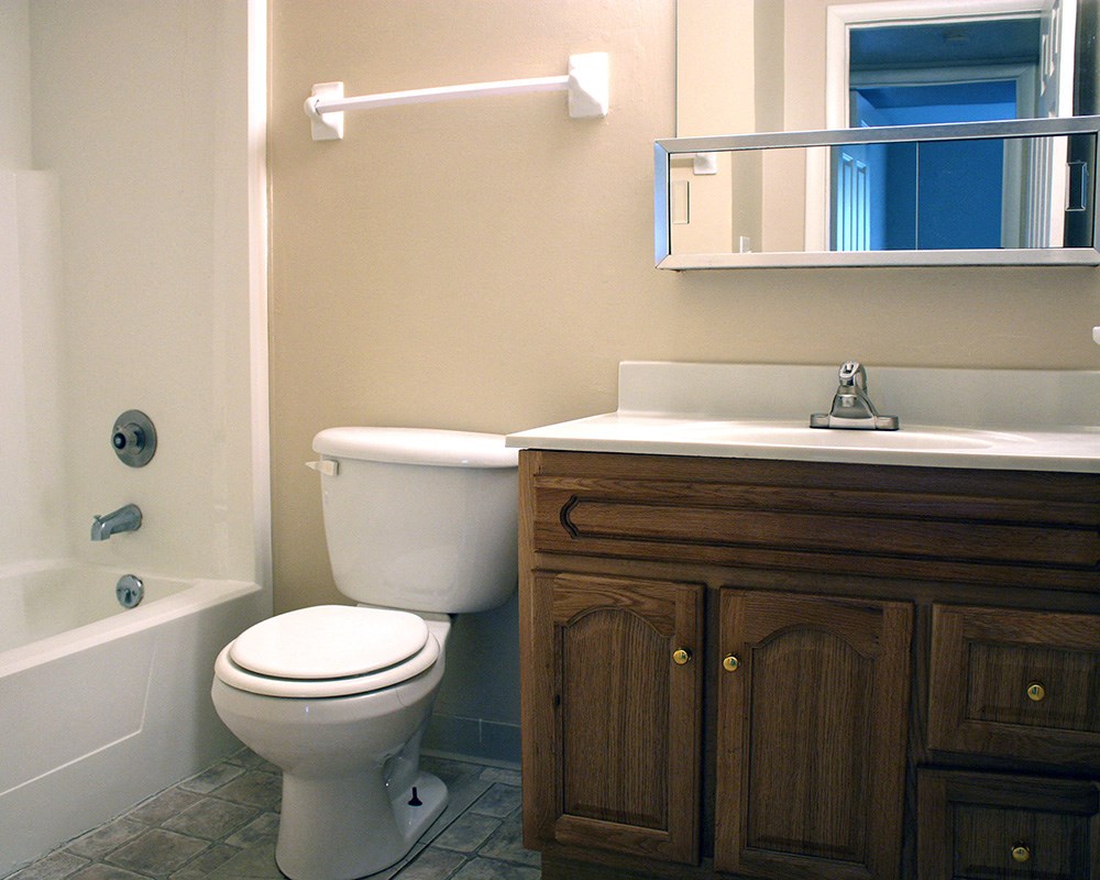 Crown Ridge bathroom at Crown Ridge Apartments, Franklin, 45005