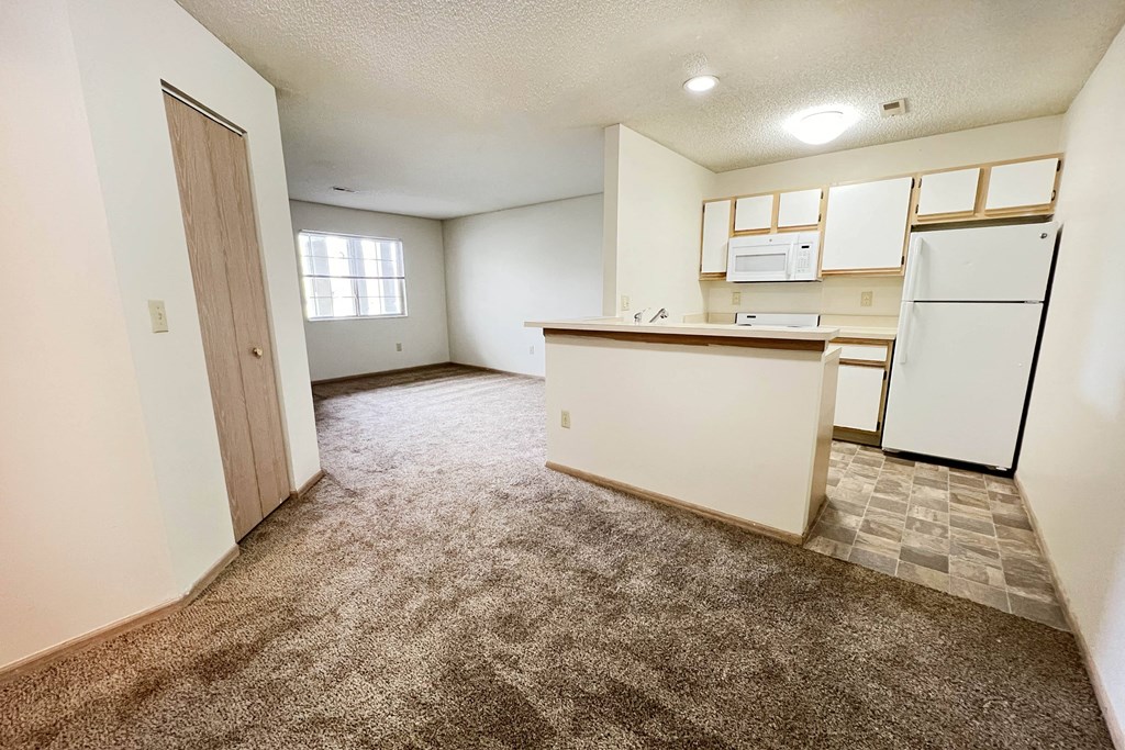 living room at Eagle Crest Apartments, Galloway, OH