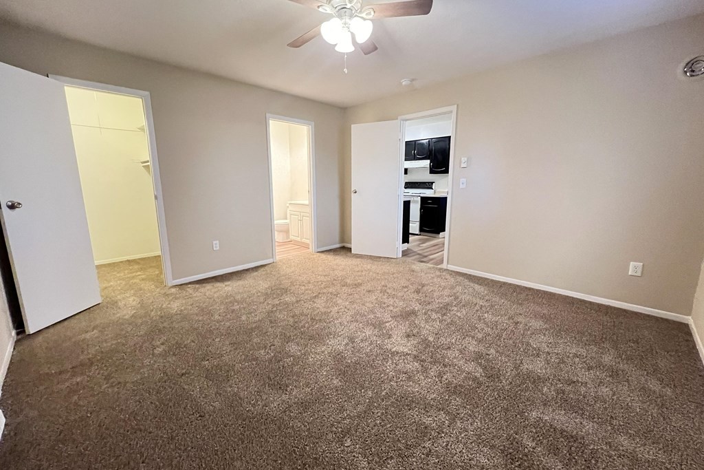 an empty living room with carpet at Hunter Ridge Apartments, Cincinnati, Ohio, 45244