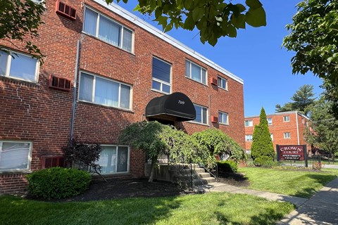 the building where the apartment is located at Crown Court Apartments, Kentucky, 41042