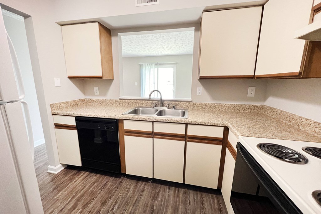 Unfurnished kitchen at 450 on Keeneland Apartments, Richmond, 40475