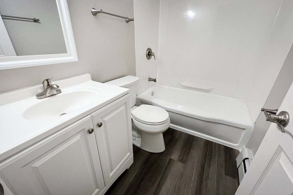 a bathroom with a sink toilet and a bath tub at Crown Court Apartments, Florence, 41042