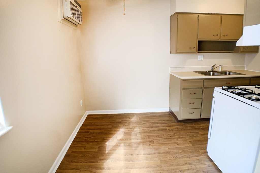 Dining area at Sharondale Woods Apartments, Ohio, 45241
