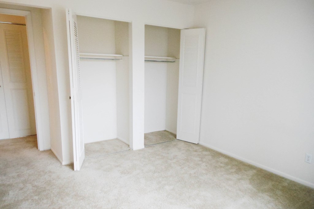 Bedroom area with bath at Crown Pointe Apartments, Covington, KY