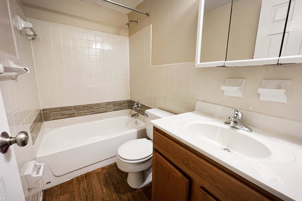 Bath tub at Sharondale Woods Apartments, Ohio, 45241
